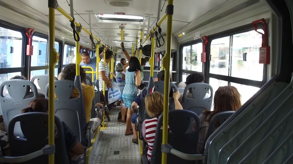 Empresa indenizará passageira que se machucou dentro de ônibus